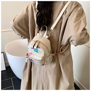 Détail du mini sac à dos crème en similicuir avec motifs ours et chat style graffiti