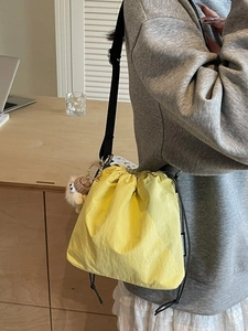 Mini sac seau jaune en nylon avec cordon de serrage et porte-clés ours en peluche