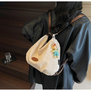 Gros plan du sac cabas en velours côtelé beige montrant la texture et le charme clown