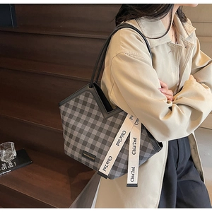 Detail der grau-schwarzen Tote Bag mit Karomuster, V-Ausschnitt und gewebtem Gurt