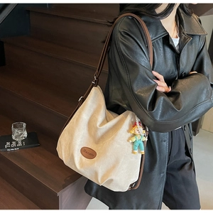 Sac fourre-tout beige en velours côtelé avec bandoulière en cuir et pendentif