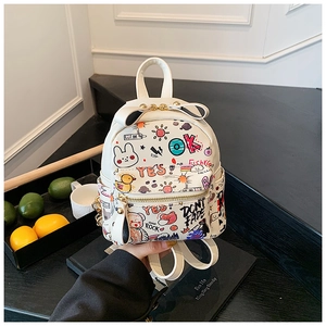 Détail d'un mini sac à dos blanc avec graffitis de dessins animés et détails dorés