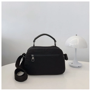 Vista posteriore della borsa a tracolla in nylon nero con tasca a zip e tracolla regolabile
