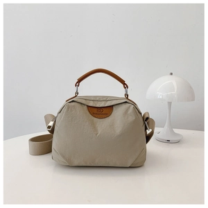 Dettaglio della borsa a tracolla in nylon con patch in pelle e decoro lampada a fungo