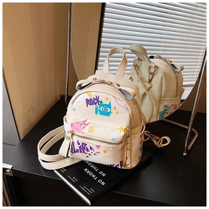 Détail du mini sac à dos crème avec graffitis colorés et bretelles réglables