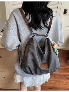 Grand sac cabas vintage gris foncé avec lanières en cuir porté par un mannequin