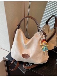 Sac fourre-tout en toile avec lanières en cuir et pendentif poupée en reflet de miroir