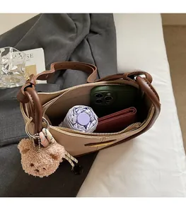 Vue de dessus montrant l'intérieur spacieux du sac fourre-tout bicolore avec accessoires