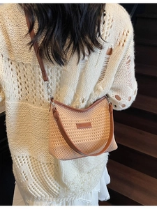 Borsa a tracolla in maglia beige a righe con cinturino in pelle per la spiaggia