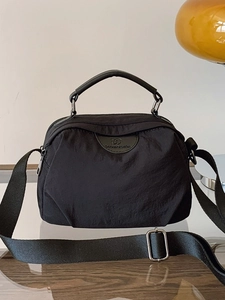 Borsa a tracolla minimalista in nylon nero con manici in similpelle e tracolla larga