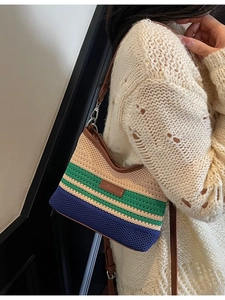 Borsa a spalla in maglia a righe multicolore con finiture in pelle per spiaggia estiva