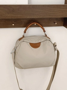Borsa a tracolla chic in nylon beige con manici in pelle marrone e tracolla regolabile