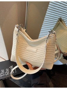 Borsa a spalla in maglia crema con tracolla in pelle e dettagli argentati per le vacanze
