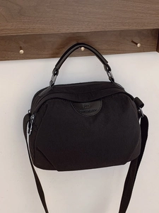 Borsa a tracolla minimalista in nylon nero con manico superiore e tracolla regolabile