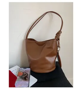 Detailansicht der karamellbraunen PU-Leder-Beuteltasche mit Falten-Design und geknotetem Riemen