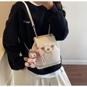 Detailansicht weißer Rucksack mit Wasserwellen-Textur, Silberkette und Metalldrehverschluss