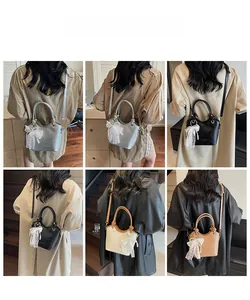 Sacs seaux multicolores portés par un mannequin avec nœud en dentelle et perles
