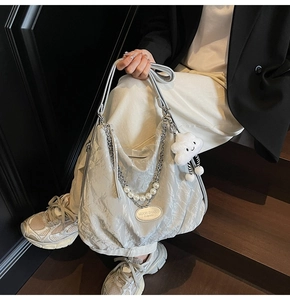 Grand sac fourre-tout argenté avec chaîne de perles dans un cadre de vie décontracté
