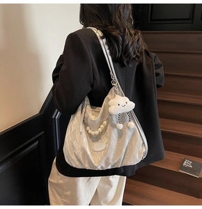 Détail du grand sac cabas argenté plissé avec chaîne en perles et charme nuage