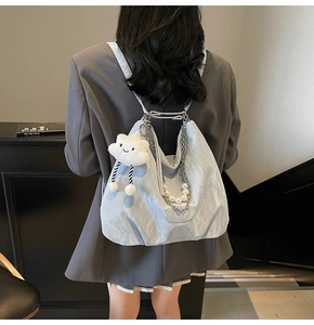 Détail du sac à dos plissé bleu clair avec chaîne de perles et breloque nuage mignonne