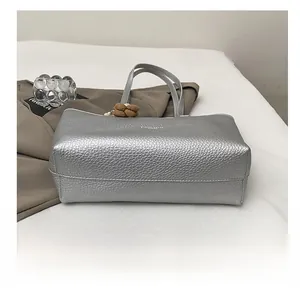 Détails du fond en cuir argenté texturé et résistant d'un sac cabas à la mode