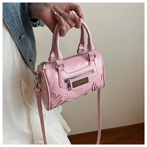 Detalle del mini bolso Boston de cuero PU rosa con placa de metal de Lazy Breeze