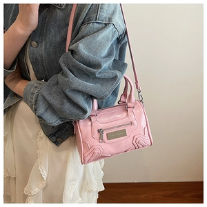 Detalle del bolso rosa con placa de 'Lazy breeze' y relieve de ondas muy elegante y chic