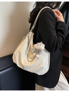 Grand sac cabas plissé blanc avec chaîne en perles et breloque nuage pour le quotidien