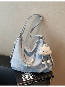 Sac lune plissé gris argenté avec chaîne en perles et bandoulière réglable pratique