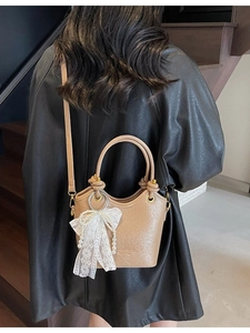 Sac seau élégant en cuir kaki avec nœud en dentelle et pendentif en perles