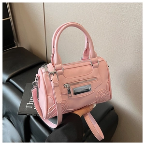 Detalle del bolso Boston rosa estilo moto con herrajes plateados y cuero PU texturizado