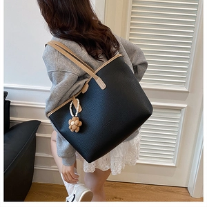 Sac fourre-tout en cuir grainé noir avec anses marron et breloque fleur de perles