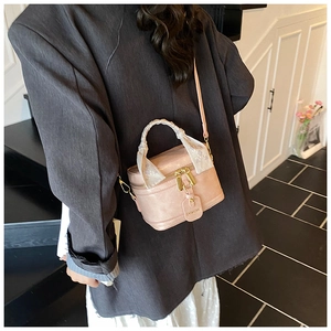 Sac bandoulière rose avec poignée en foulard floral et double fermeture éclair sur modèle
