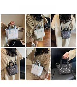 Collage de mini sac seau chic avec imprimé renne montrant les styles bandoulière et main