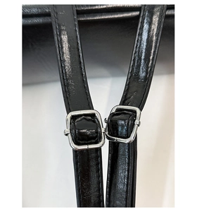 Details des glänzenden schwarzen Lederriemens mit silberner quadratischer Metallschnalle