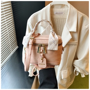 Sac à main boîte en cuir rose avec foulard décoratif en soie et bandoulière réglable