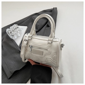 Detalle del bolso Boston crema con cremallera plateada y logo de Lazy Breeze