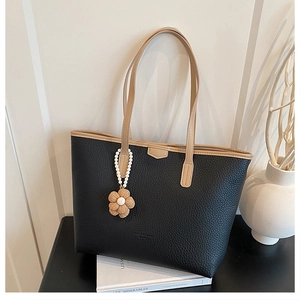 Détails du sac fourre-tout en cuir grainé avec poignées beiges et breloque fleur en perles