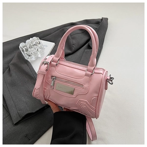 Detalle del bolso Boston de cuero PU rosa con placa metálica del logo Lazy Breeze