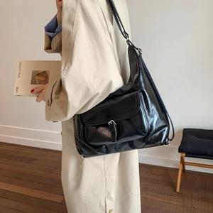 Details der schwarzen großen Hobo-Tasche mit hochwertigem Kunstleder und Metallschnalle