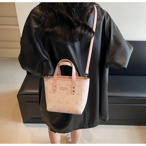 Détail du mini sac seau rose clair avec motif de cerf et rivets métalliques