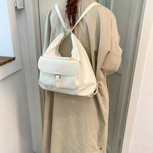 Cremeweiße Multifunktionstasche mit Rucksack- und Schultergurt-Optionen im Detail