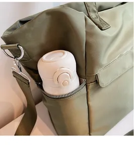 Vue détaillée du sac cabas en nylon vert olive avec poche latérale et crochets