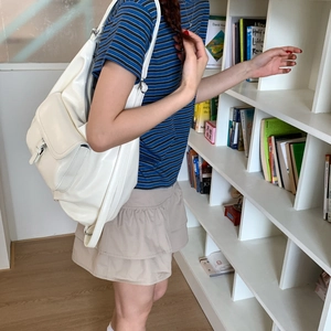 Nahaufnahme einer weißen, großen Hobo-Tasche aus hochwertigem Leder mit feinen Details