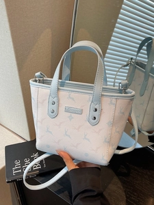 Sac seau bleu à motifs floraux avec poignées et bandoulière réglable pratique
