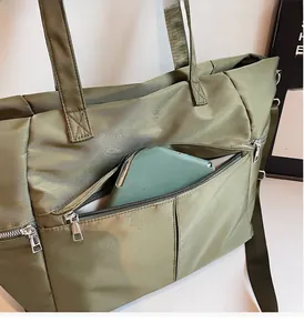 Sac fourre-tout en nylon vert armée avec poche zippée avant pour une grande capacité