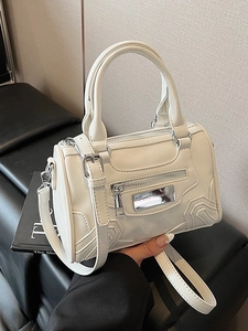Elegante bolso Boston de cuero beige con herrajes plateados y correa ajustable