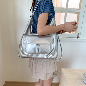 Seitenansicht der großen silbernen Hobo-Tasche mit Metallic-Finish und verstellbarem Riemen