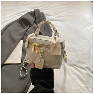 Détail du sac boîte gris avec poignée en foulard de soie et bandoulière réglable