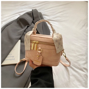 Sac boîte rose avec double fermeture éclair et poignée en foulard de soie en scène de style